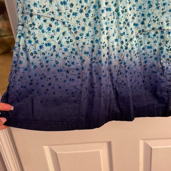 Koi floral scrub top. - Picture 3 of 5